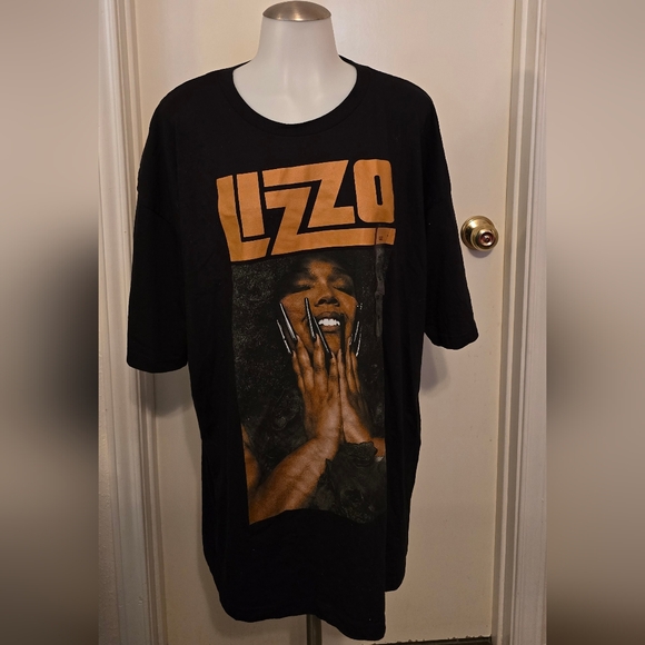 #36 Men's Lizzo short sleeve graphic tshirt - Picture 2 of 5